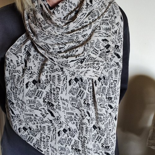 Echarpe  écru rectangulaire avec motifs noirs