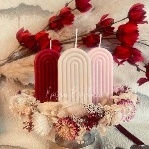 Bougie arche et idée décoration arc-en-ciel pour intérieur minimaliste