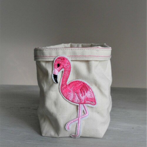 Panier de rangement  écru et patch flamand rose. 1 pièce.