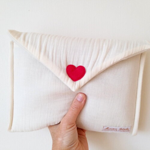 Pochette matelassée écrue et cœur rouge, pochette à livre, trousse de toilette