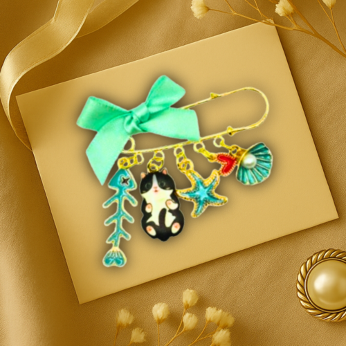 Broche chat noir plaqué or – bijou été fait main avec coquillage & étoile – cadeau femme poétique paris