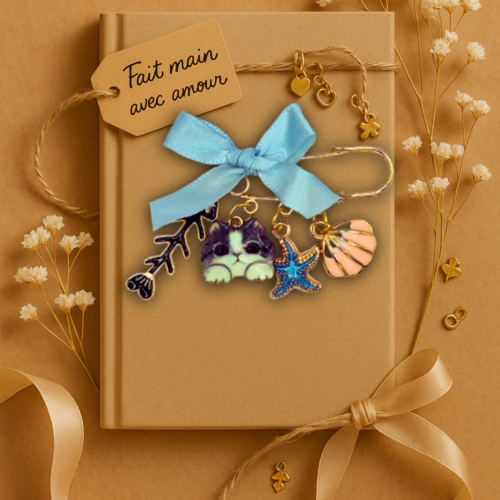 Broche dorée “chat du large” – bijou poétique fait main, chat gris, mer, coquillage et étoile bleue