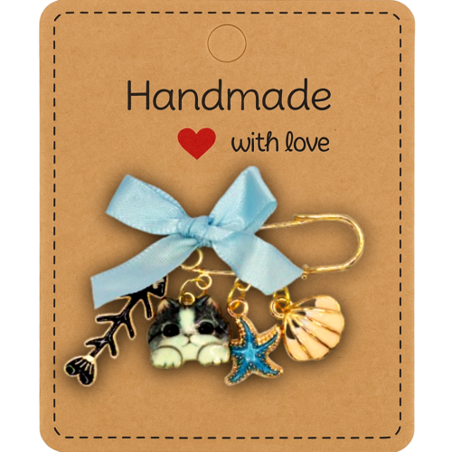 Broche chat doré & coquillages – bijou poétique fait main, inspiration mer et rêve