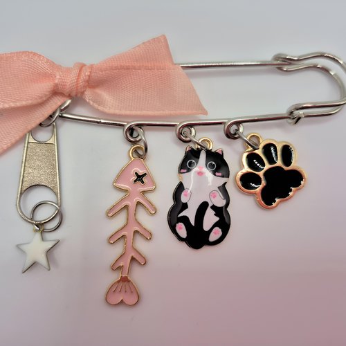 Broche chat noir poétique – bijou artisanal fait main unique, idée cadeau femme de collection avec breloques émaillées