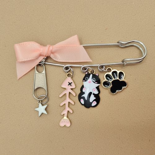 Broche chat porte-bonheur – talisman d’espoir et de réconfort fait main