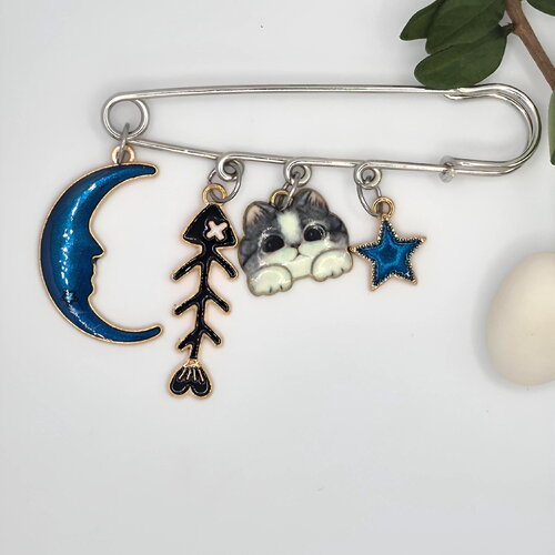 Broche chat gris  et lune – bijou artisanal poétique, cadeau symbolique fait main