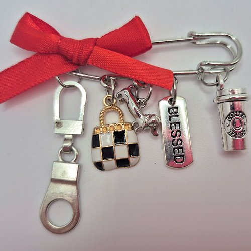 Broche chien “blessed” – bijou fantaisie 5 cm avec sac noir et blanc, café et ruban rouge – cadeau femme original