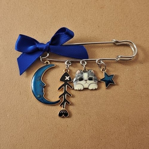Broche chat sur la lune dorée – bijou poétique artisanal unique
