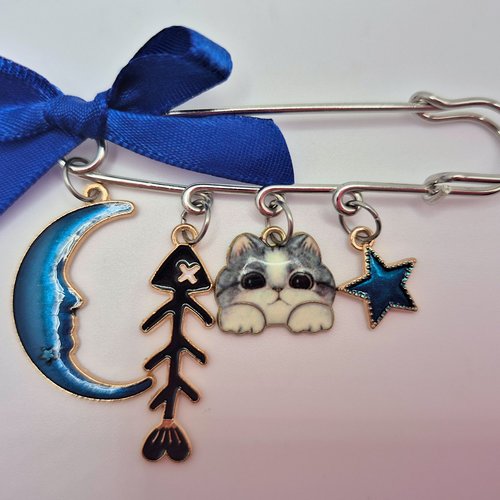 Broche épingle chat gris poétique – bijou fantaisie femme 6,5 cm, émail & métal doré, pièce unique artisanale