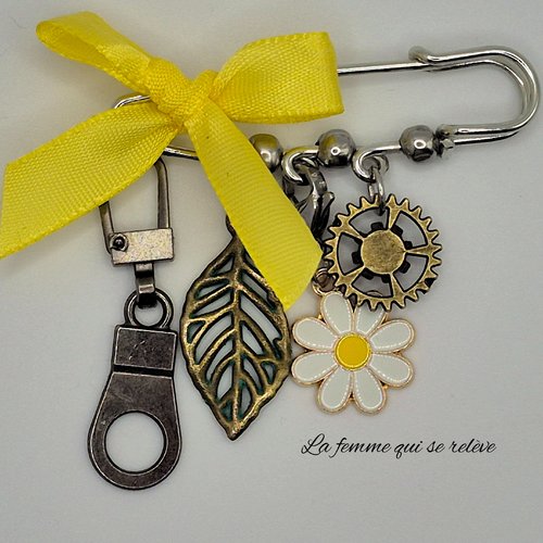 Broche fleur marguerite ruban jaune – bijou poétique fait main – cadeau femme courage et espoir