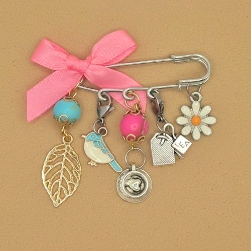 Broche poétique “je me souviens du thé avec maman” – jaspe, oiseau bleu et marguerite blanche