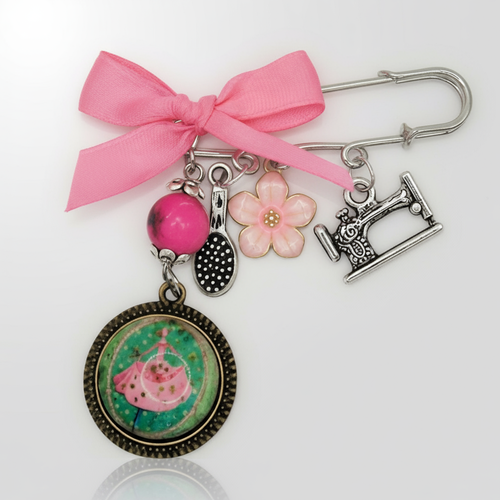 Broche “la vie en rose” – bijou poétique fait main, cabochon rose & jaspe naturel