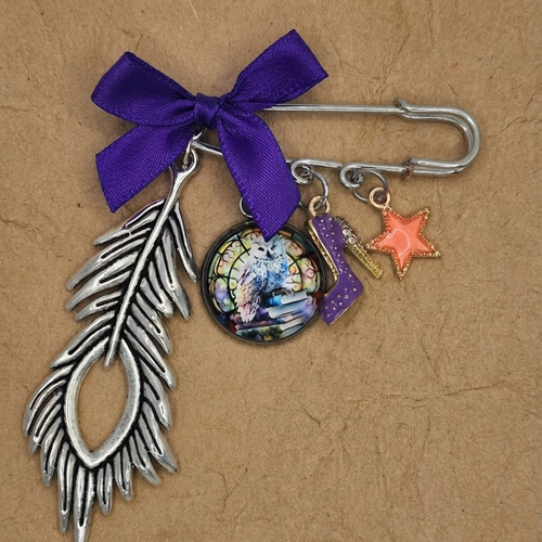 Broche talisman hibou – étoile émail, plume argentée, création artisanale en acier inoxydable