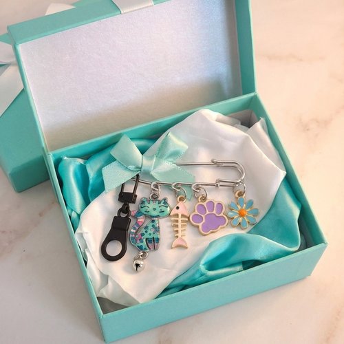 Broche chat pastel – chat du large turquoise – cadeau poétique amoureux des chats – berloques émail
