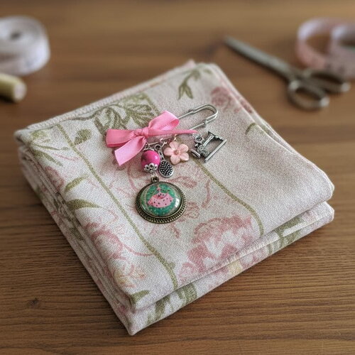 Broche couture rose artisanale – bijou poétique fait main – cadeau pour créatrice et couturière