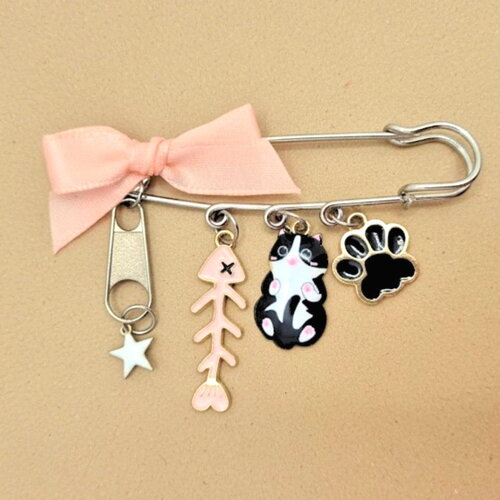 Broche chat porte-bonheur – talisman d’espoir et de réconfort – bijou fait main femme