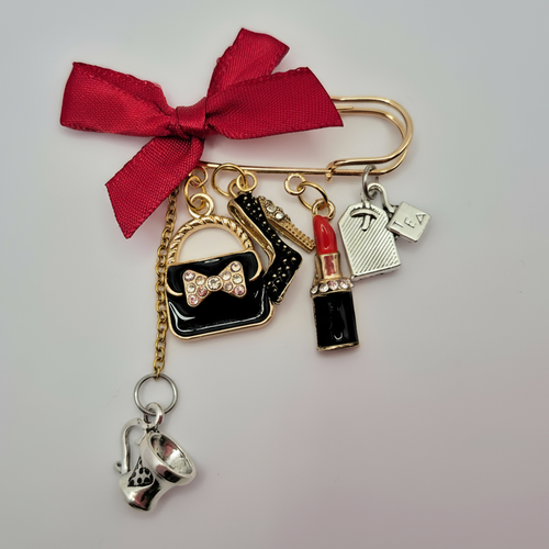 Broche épingle fantaisie femme – création unique avec sac, escarpin, rouge à lèvres et tasse de thé – bijou cadeau élégant