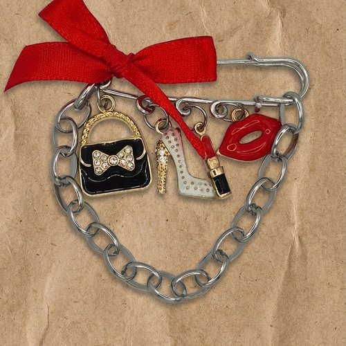 Broche amitié femme – ruban rouge et breloques glamour, cadeau meilleure amie