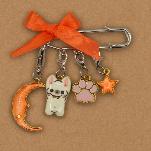 Broche chien en émail – broche pour amoureux des chiens – cadeau animalier poétique