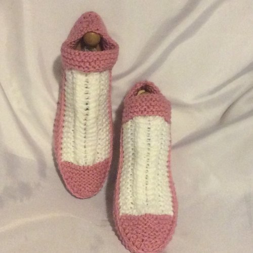 Chaussons-chaussettes  en tricot fait main  pour femme ,fille. taille unique . fil acrylique doux.