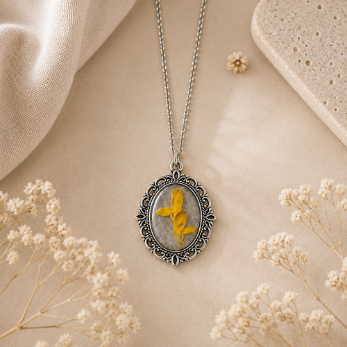 Collier fleurs jaunes séchées en résine – pendentif botanique argenté – bijou fait main