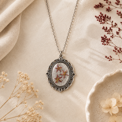 Collier fleurs roses séchées en résine – pendentif botanique argenté – bijou fait main