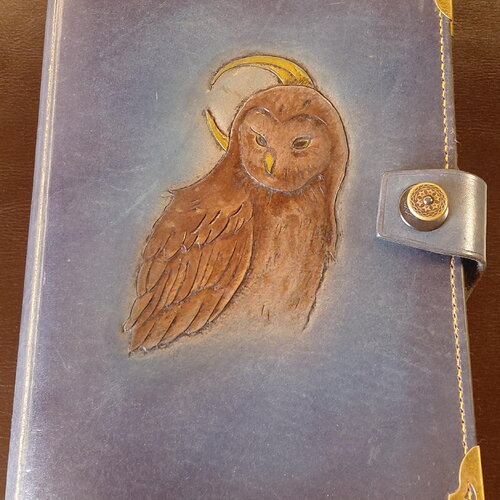 Protège carnet a5 cuir tannage végétal repoussé chouette fermoir loxx | grimoire cuir bleu vintage fait main artisanat (carnet inclus)