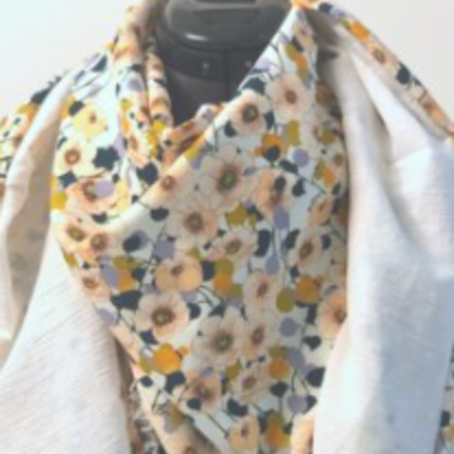 Chèche femme, chèche réversible, foulard triangle en viscose floral et crépon strie doré