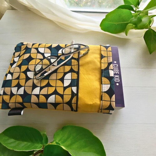 Pochette à livre en tissu coton jaune et bleu avec poche avant – étui protecteur fait main pour roman de poche et liseuse