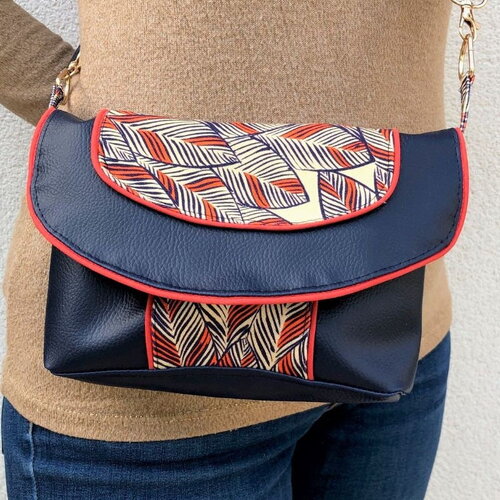 Pochette rose avec sa sangle réglable