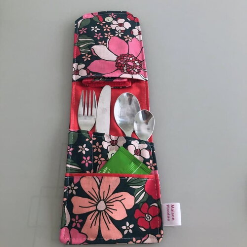 Pochette à couverts avec sa serviette, tissu enduit et coton