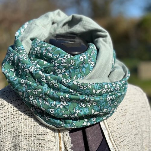 Echarpe tube femme, snood double vert en viscose et double gaze effet brillant