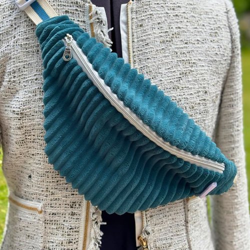 Sacoche banane femme en velours côtelé bleu — artisanale et pratique