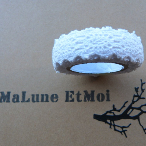 Dentelle adhésive blanche