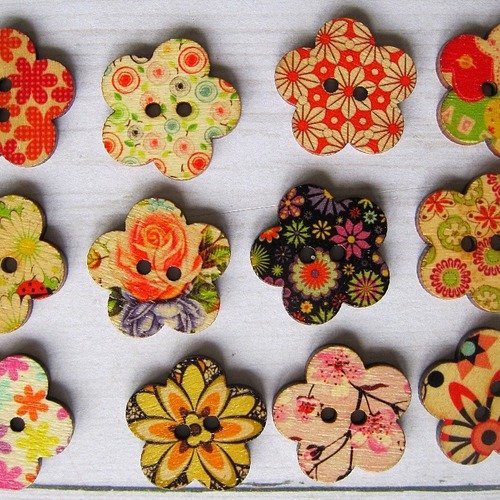 Lot de 4 boutons en bois fleurs motif fleurs 1  ( motif mixte nature )