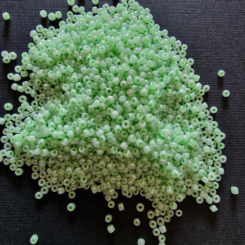 Perles rocailles en verre de 2 mm - vert clair