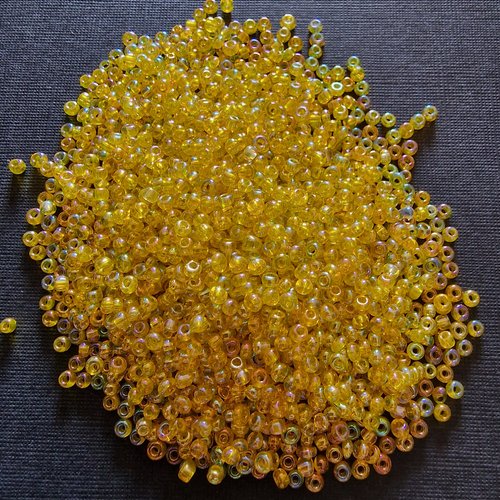 Perles rocailles en verre de 2 mm - jaune irise