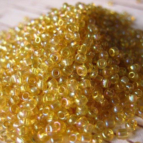 Perles rocailles en verre de 2 mm - jaune pale irise