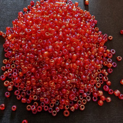 Perles rocailles en verre de 2 mm - rouge irise