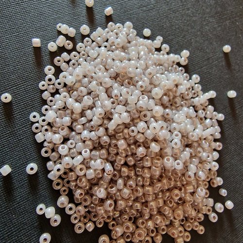 Perles rocailles en verre de 2 mm - gris clair