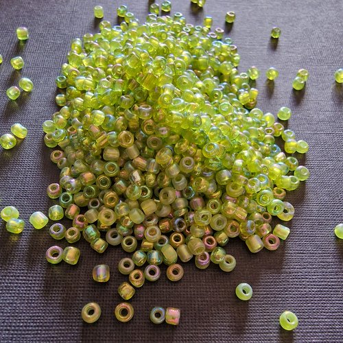 Perles rocailles en verre de 3 mm - vert clair irise