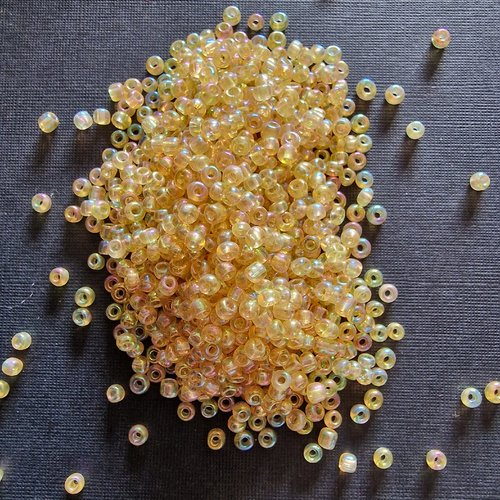 Perles rocailles en verre de 3 mm - jaune irise