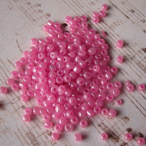 Perles rocailles en verre de 4 mm ( couleur 1 )