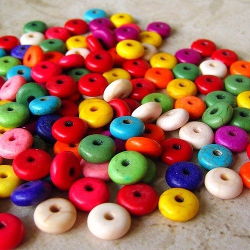 Lot de 10 perles  en howlite  sous forme de rondelle de 8 mm de diamètre ( couleur mélangée)