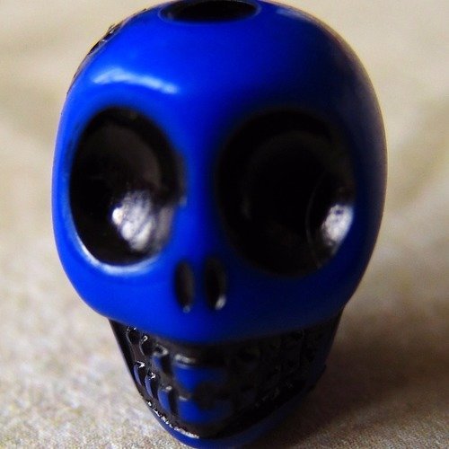 Lot de 2 perles  en howlite  sous forme de tête de mort - bleu foncé