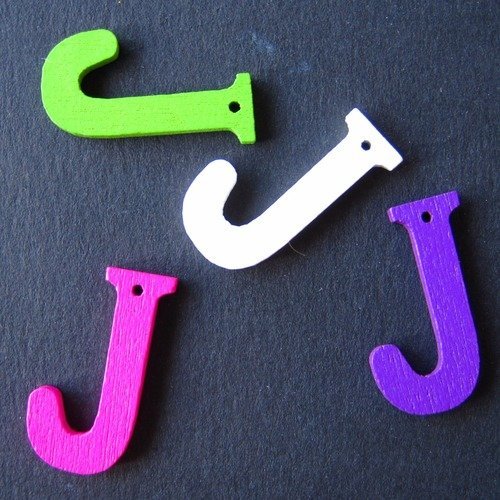 Lettre en bois "j " ( couleur aléatoire )