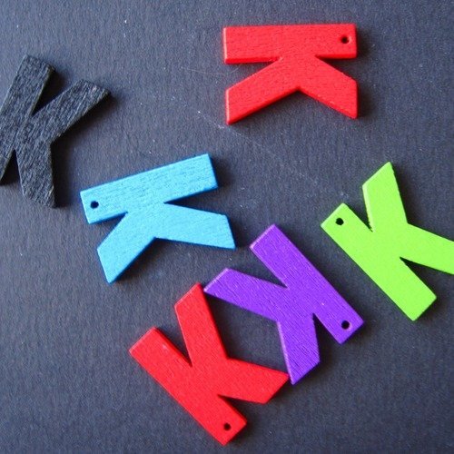 Lettre en bois "k " ( couleur aléatoire )