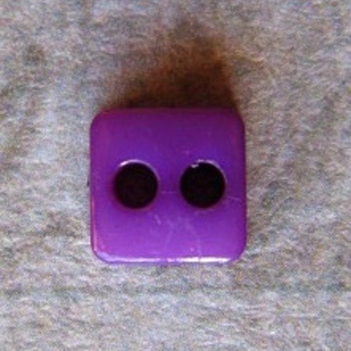Lot de 10 très petits boutons carrés mauve foncé acrylique 5mm