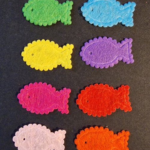 Lot de 10 petits poissons en feutres appliques embellissements multicolores