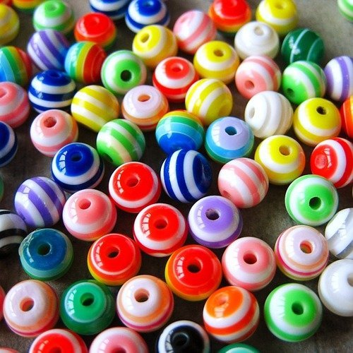 Lot de 15 perles ronde en résine rayées multicolores 6mm